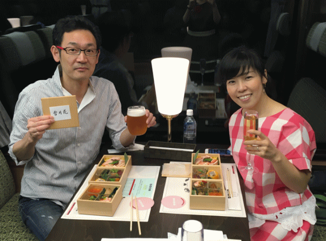 雪月花の月コースの和食を前にして記念撮影