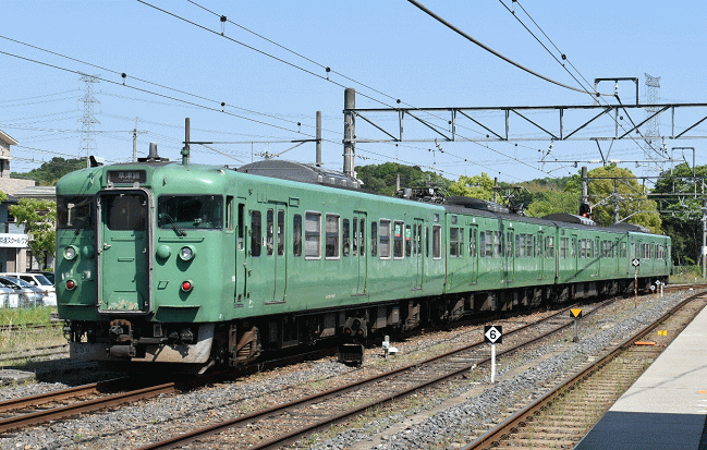 貴生川を発車した草津線の柘植行の113系