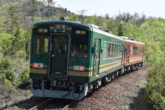 紫香楽宮跡駅を発車した信楽行
