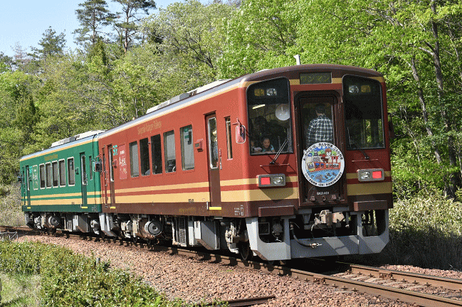 紫香楽宮跡駅を発車した貴生川行を後追いで撮影