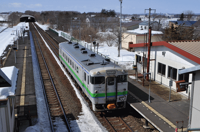 川端駅で交換待ち停車するキハ40