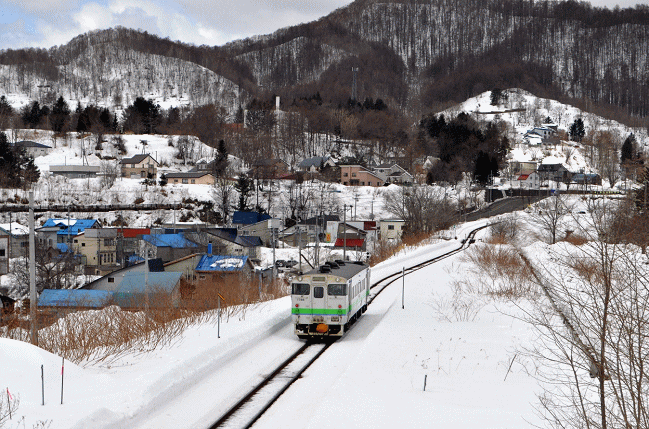 鹿ノ谷駅を発車した夕張行きキハ40