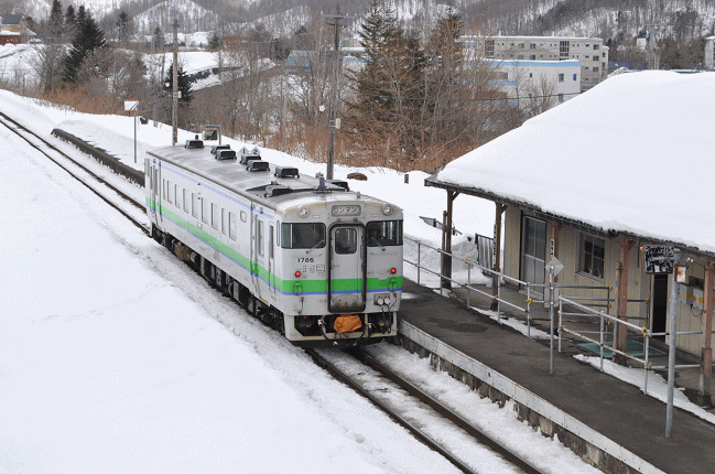 鹿ノ谷駅に停車中の上りのキハ40