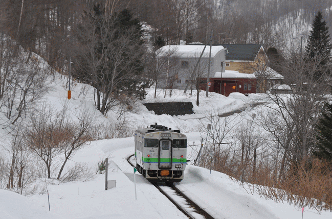 鹿ノ谷駅を発車して清水沢駅に向かうキハ40