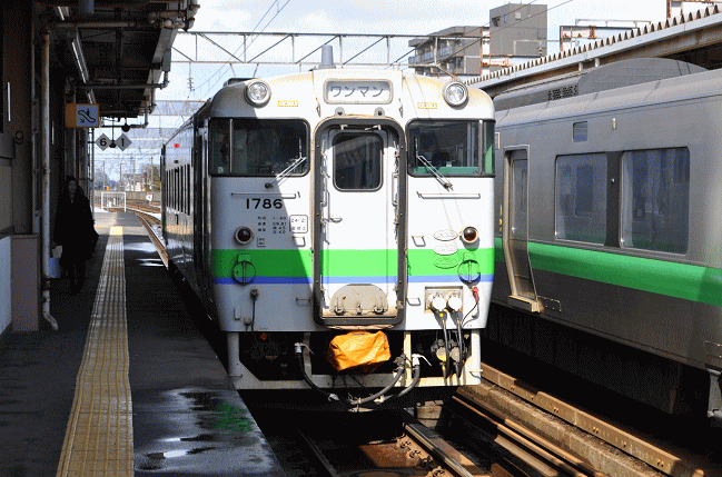 千歳駅に停車中の夕張行きキハ40