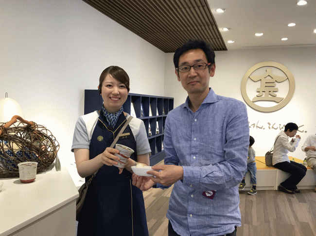 琴平駅の専用ラウンジで記念写真（四国まんなか千年ものがたり）