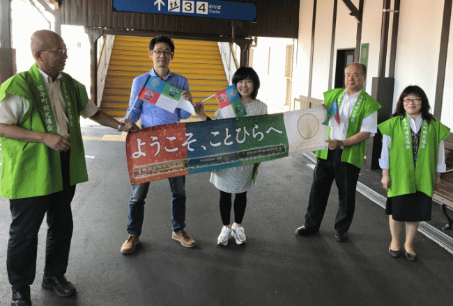 琴平駅で記念写真（四国まんなか千年ものがたり）