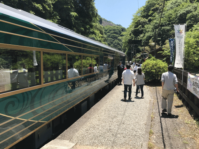 観光列車で賑わう坪尻駅