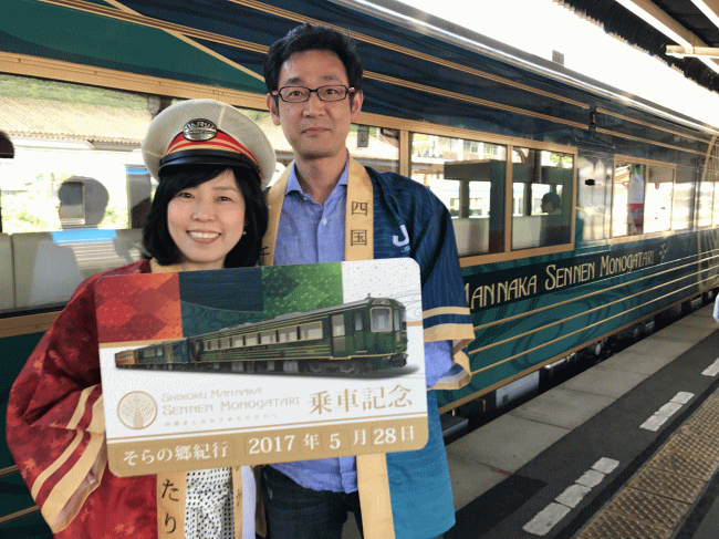 阿波池田駅で記念写真（四国まんなか千年ものがたり）