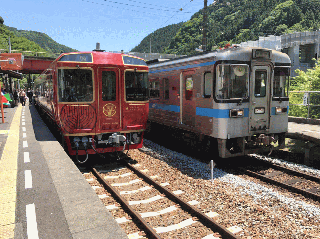 大歩危駅に到着した四国まんなか千年ものがたりと、JR四国の各駅停車