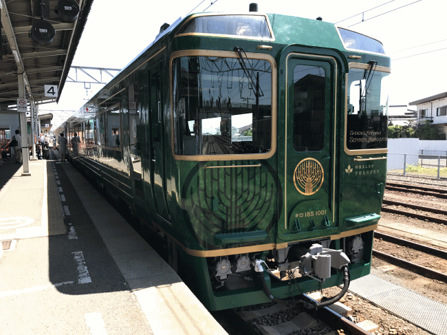 多度津駅で発車待ちの四国まんなか千年ものがたり