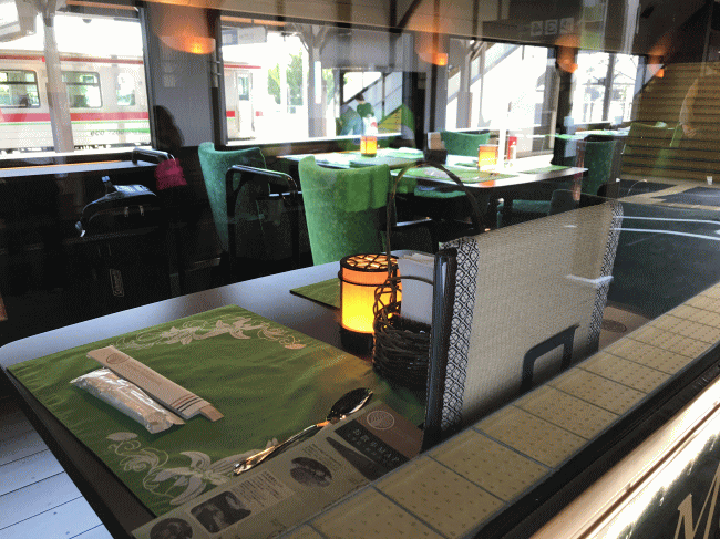 車外から、四国まんなか千年ものがたりの内部を見る