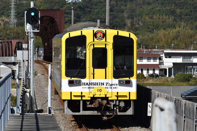 奈半利駅を折り返すタイガースラッピング列車