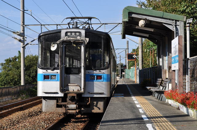 JR四国の7000系・予讃線大浦駅