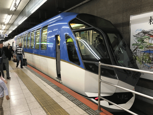 近鉄名古屋駅に停車中の特急しまかぜ