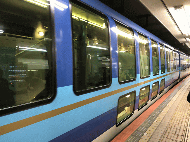 特急しまかぜのカフェ車両の外観