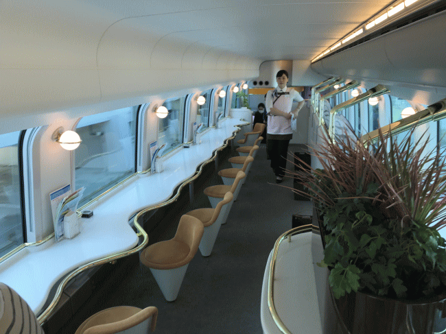 しまかぜのカフェの二階席