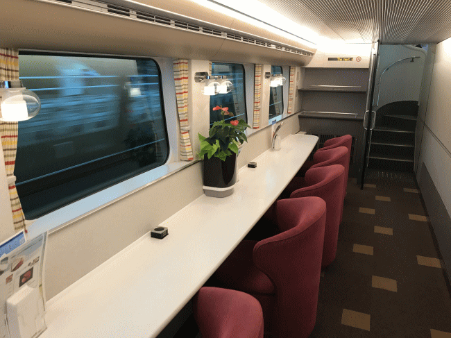 しまかぜのカフェの一階席