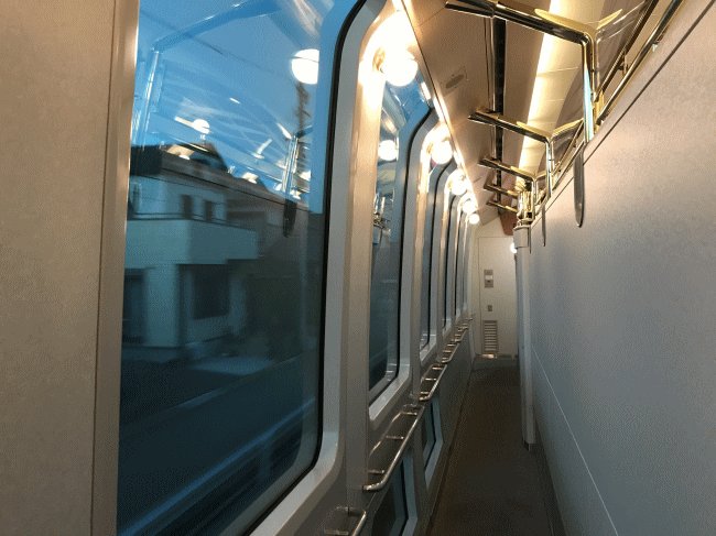 しまかぜのカフェ車両の通路