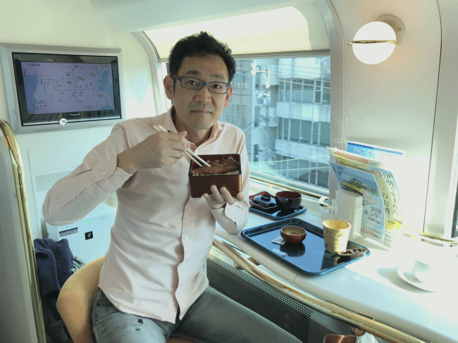 しまかぜのカフェで食事しているところ