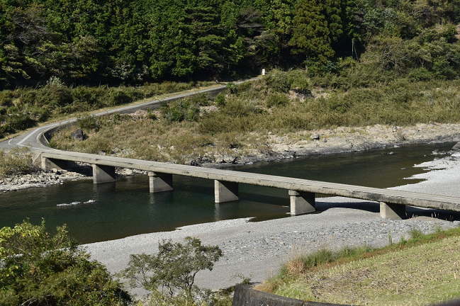 土佐昭和～土佐大正間にある沈下橋の新谷橋