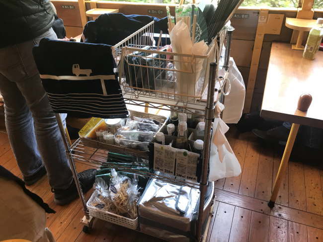 しまんトロッコ号の車内販売ワゴン