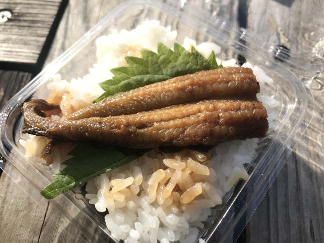 しまんトロッコ号の車内販売で売られている四万十産ウナギのうなこどん