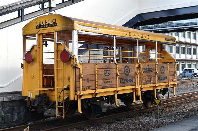 窪川駅構内で機回し作業中のトロッコ車両