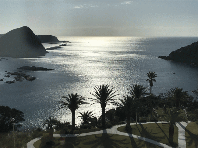 下田東急ホテルの窓から見た伊豆の海の景色