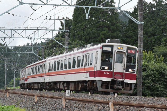 下小代駅の南側の踏切で6050系を撮影