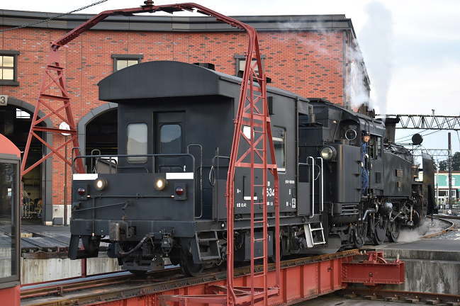 バック運転で転車台に乗るSL大樹