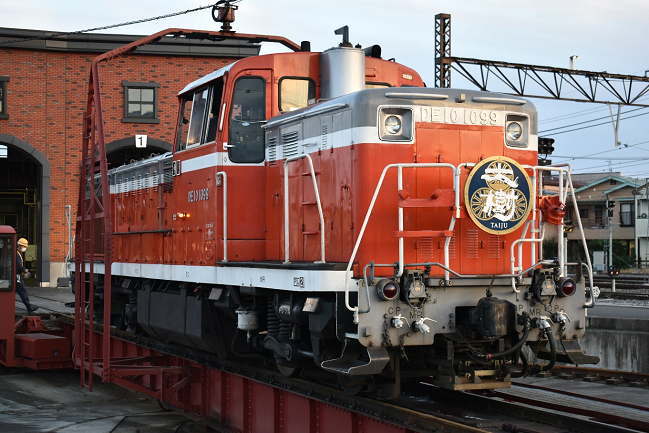 DE10の大樹ヘッドマーク付きDLが転車台に乗る