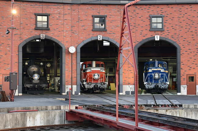 転車台で並ぶ3台の機関車