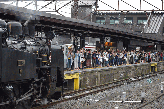 SL大樹を見学する鉄道ファン（下今市駅）