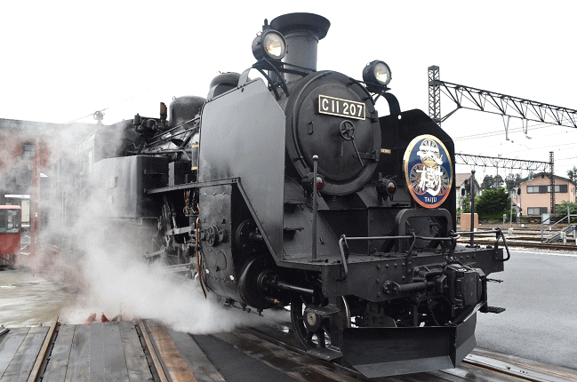 下今市駅の転車台から走り出すSL大樹
