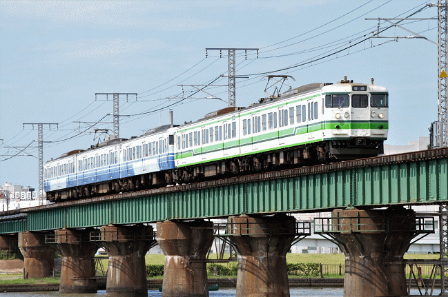 晴れて順光となった際の越後線の信濃川橋梁