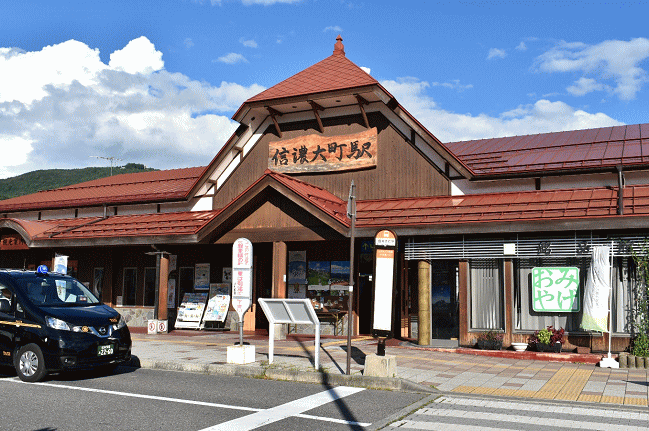 信濃大町の駅舎