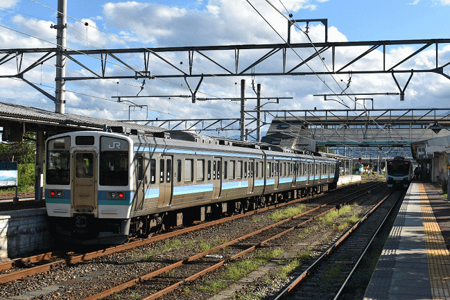 信濃大町駅からの211系
