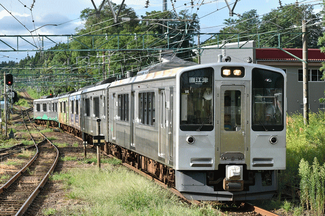 えちごトキめき鉄道の直江津行きの6両編成（二本木駅にて）