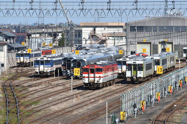 GV-E400と引退するキハ40系が並ぶ新潟運輸区