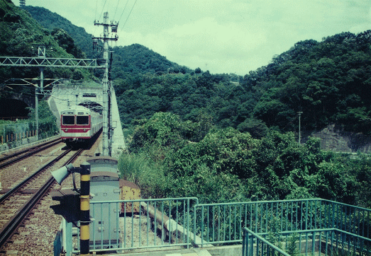 菊水山駅から神戸電鉄を撮影