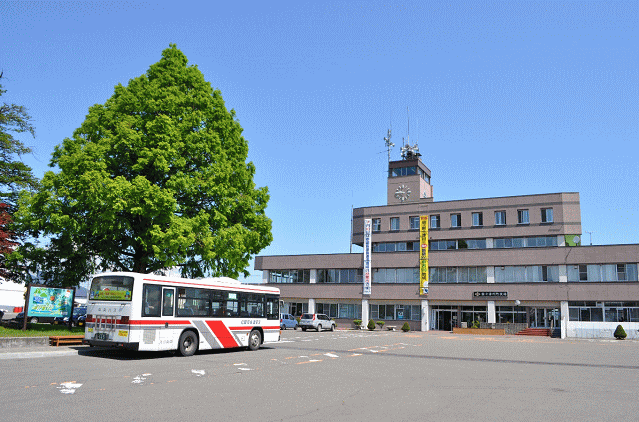 新十津川役場と発車待ちの北海道中央バス滝の川団地行