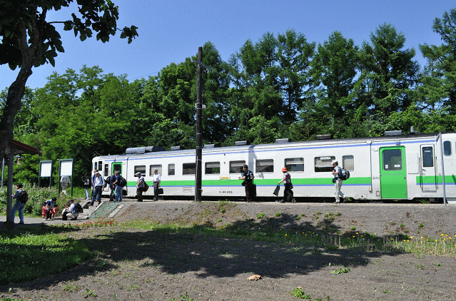札沼線・新十津川駅到着の保育園児のお出迎え
