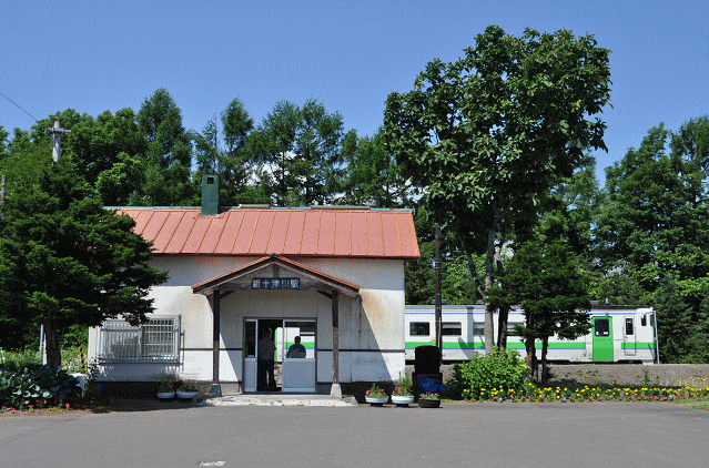 新十津川駅の外観とキハ40