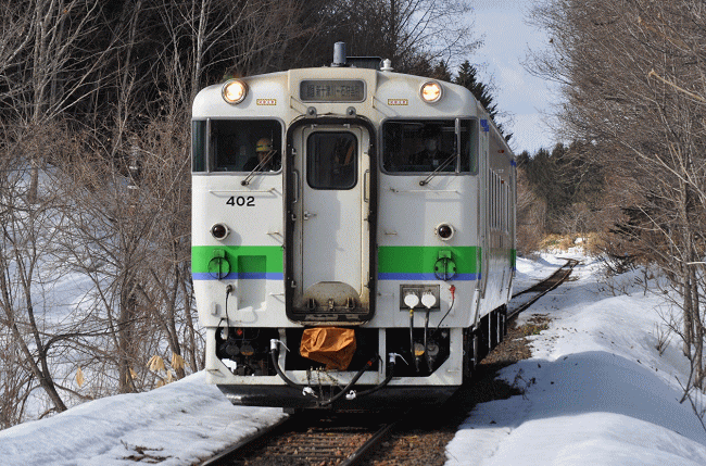 豊ヶ岡駅に到着する新十津川行