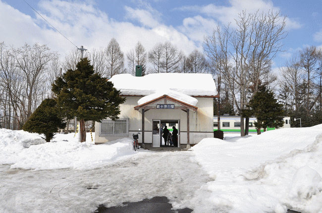 積雪期の新十津川駅とキハ40