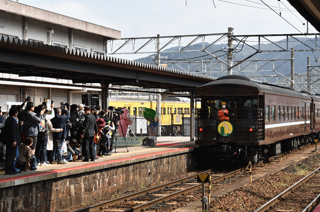 ＳＬ「やまぐち」号が推進運転で入線