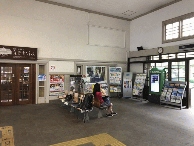 えきかふぇの入り口と白河駅の待合室