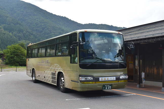 白川郷荻町バスターミナルの世界遺産バス