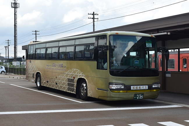 城端駅前に到着した世界遺産バス（加越能バス）